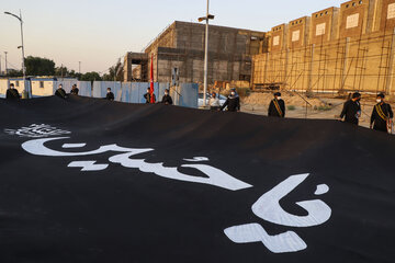 اهتراز پرچم " یا حسین (ع) " در پارک جزیره اهواز