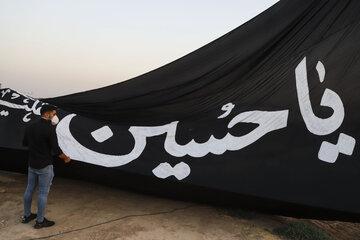 اهتراز پرچم " یا حسین (ع) " در پارک جزیره اهواز