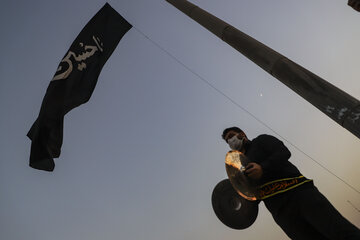 اهتراز پرچم " یا حسین (ع) " در پارک جزیره اهواز