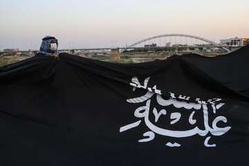 اهتراز پرچم " یا حسین (ع) " در پارک جزیره اهواز