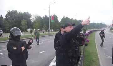 لوکاشنکو برای نشان دادن آمادگی خود به معترضان مسلح شد