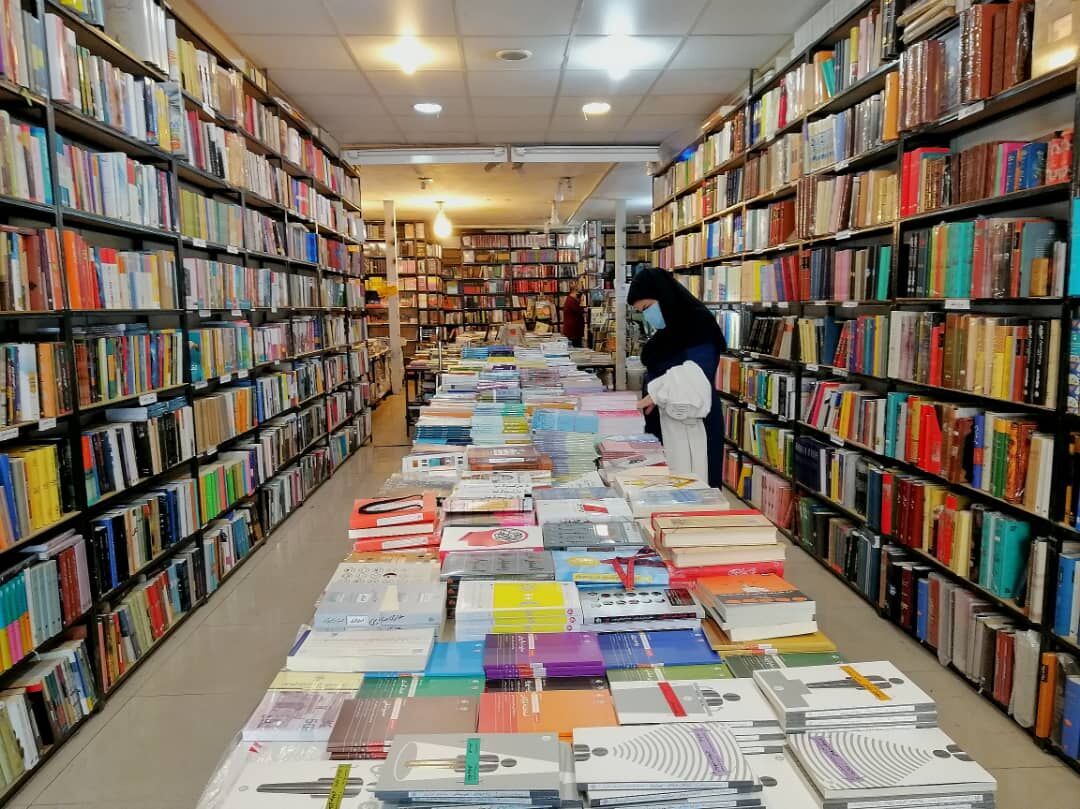 طرح تابستانه کتاب ۱۴۰۰ با مشارکت ۱۱ کتابفروشی استان سمنان آغاز شد