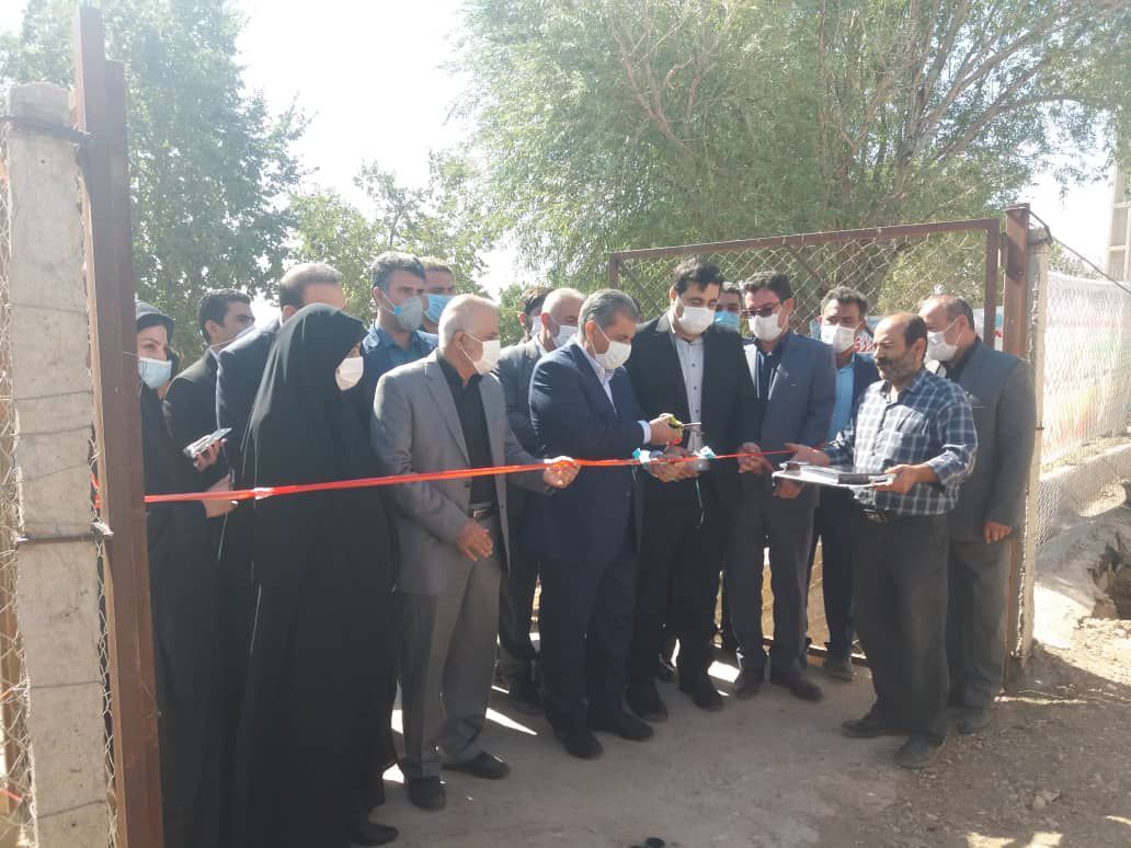 بهره‌برداری از یک طرح کشاورزی با حضور استاندار قزوین در تاکستان