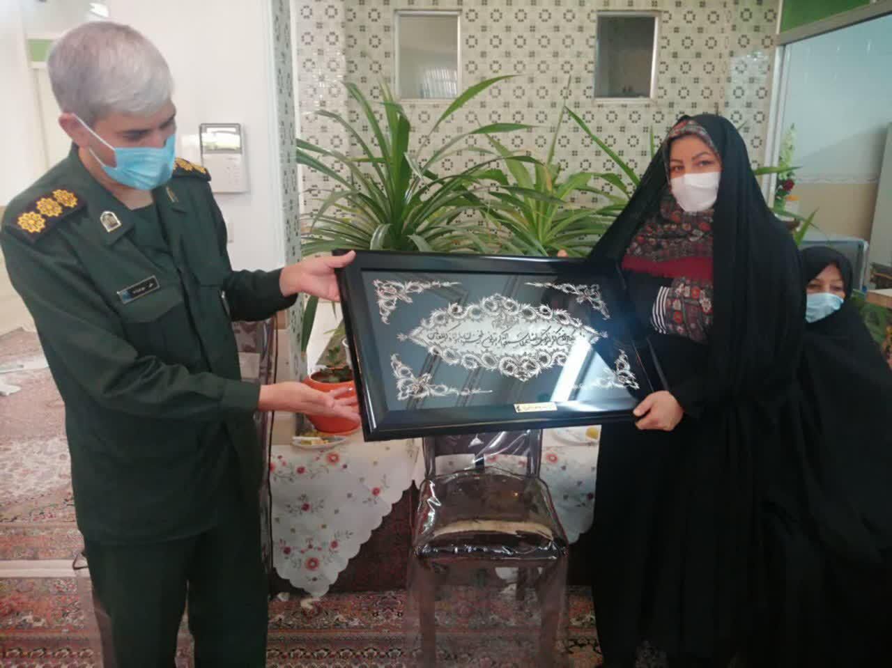 سپاه یزد از خانواده شهید دارای چهار فرزند پزشک تجلیل کرد