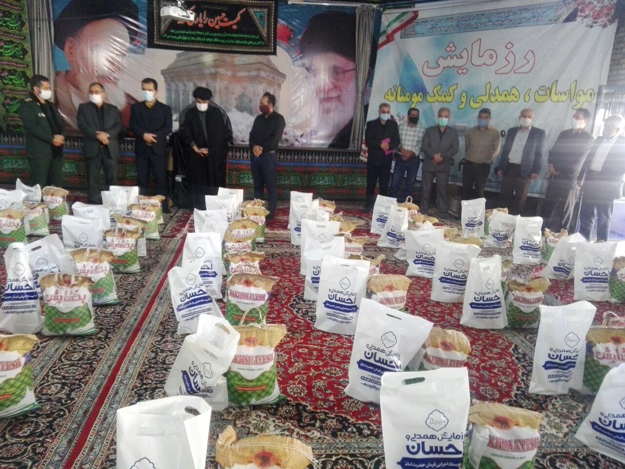 توزیع 700 بسته غذایی بین نیازمندان مانه و سملقان