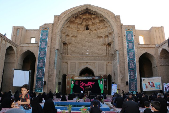 قرائت زیارت ناحیه مقدسه در مسجد جامع تاریخی ورامین