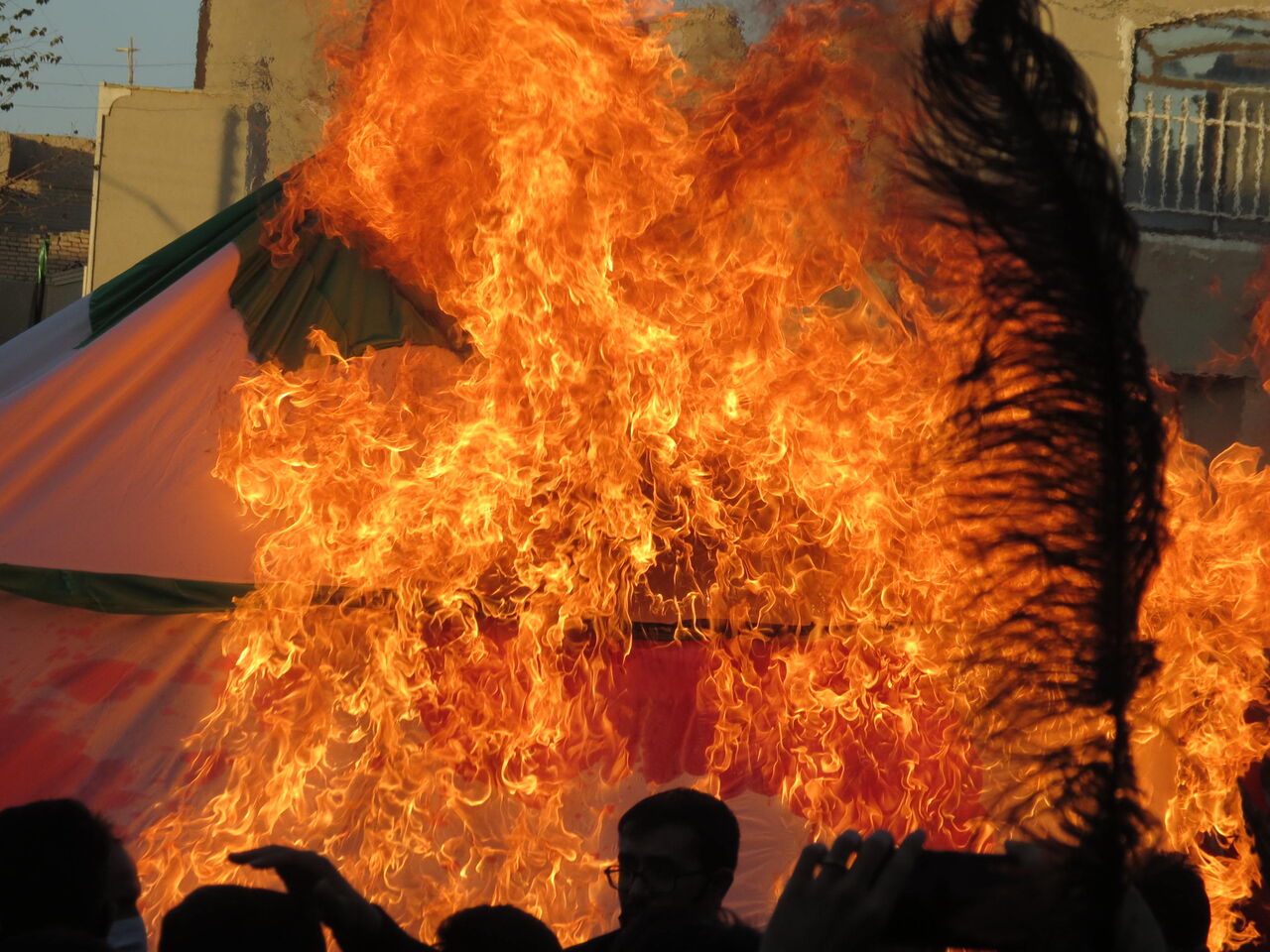 مراسم سنتی "خیمه سوزان" در محمدیه نایین برگزار شد مراسم سنتی "خیمه سوزان" در محمدیه نایین برگزار شد