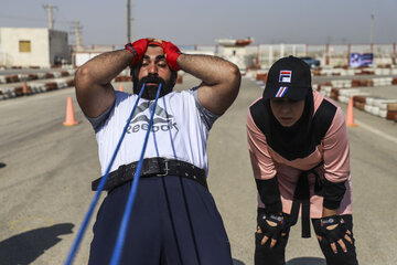 Record du monde : un Iranien et sa sœur tirent un camion avec les dents

