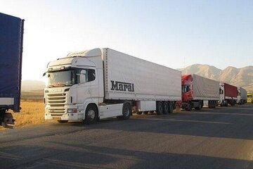 ۲۵۰۰ کامیون در مرز دوغارون تایباد منتظر ورود به افغانستان هستند