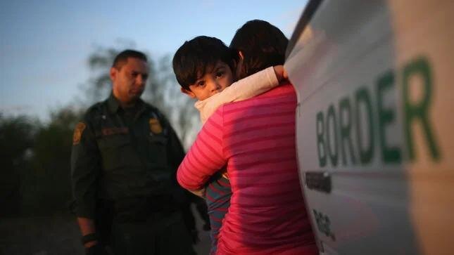 قاضی فدرال کالیفرنیا : دولت ترامپ باید بازداشت کودکان مهاجر را متوقف کند 