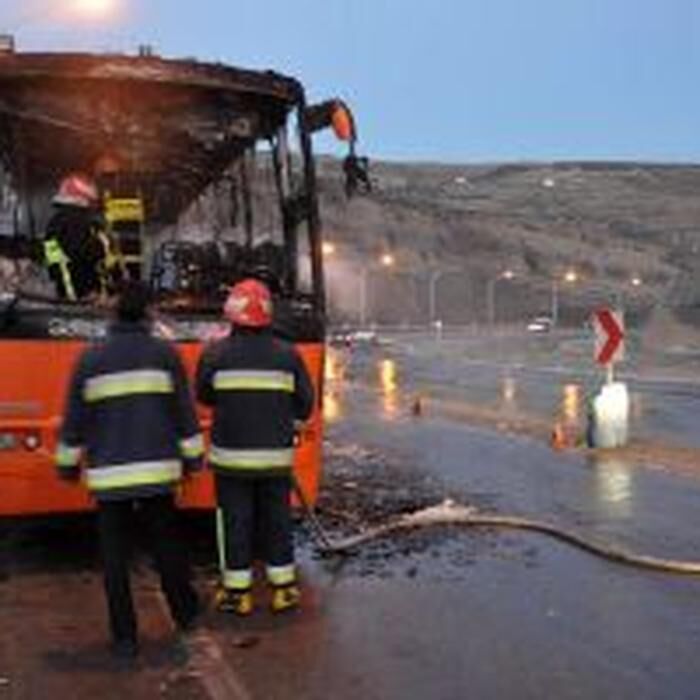 پلیس راه اردبیل به اتوبوس آتش گرفته در جاده اردبیل - سرچم امدادرسانی کرد