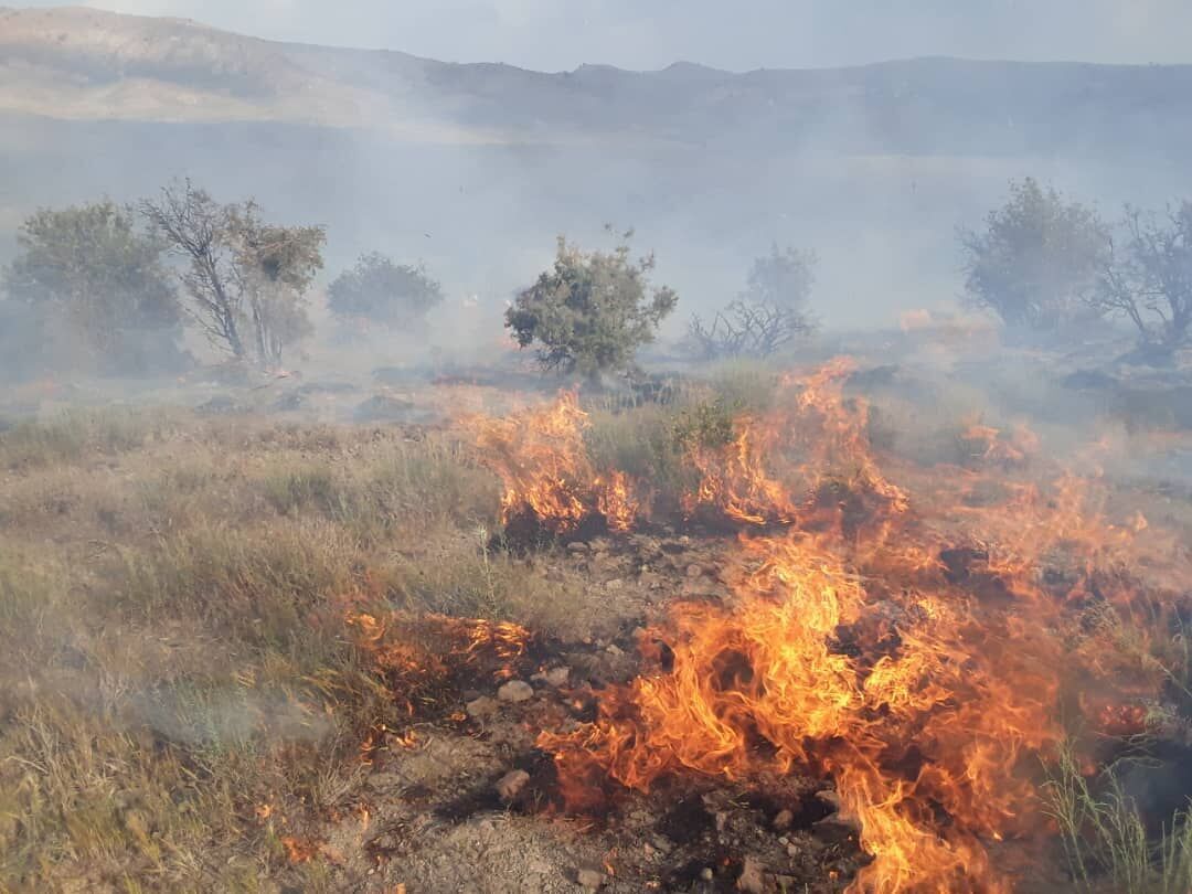 آتش‌سوزی  در روستای منشاد مهریز مهار شد