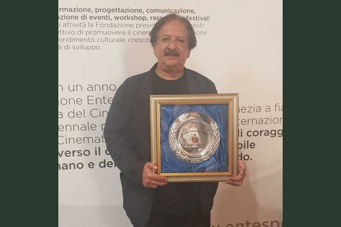 مجیدی فانوس جادویی را به عنوان جایزه بخش جنبی جشنواره ونیز دریافت کردد.