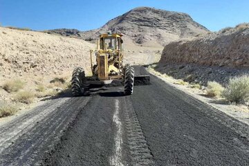 بهسازی و آسفالت راه‌های ۲۱ روستای مهاباد در دست اجراست