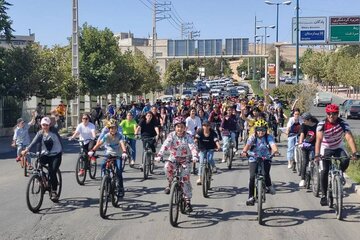 همایش دوچرخه‌سواری گرامیداشت هفته دفاع مقدس در مهاباد برگزار شد