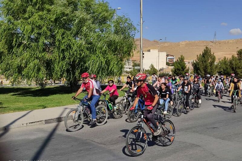 همایش دوچرخه‌سواری گرامیداشت هفته دفاع مقدس در مهاباد برگزار شد