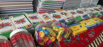 ۳۰۰ بسته نوشت افزار به دانش آموزان یتیم توکهور میناب اهدا شد