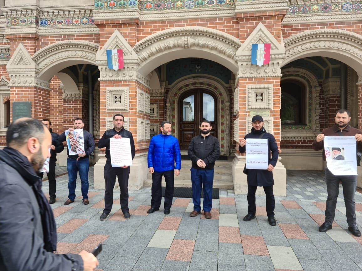 تجمع اعتراضی مقابل سفارت فرانسه در مسکو
