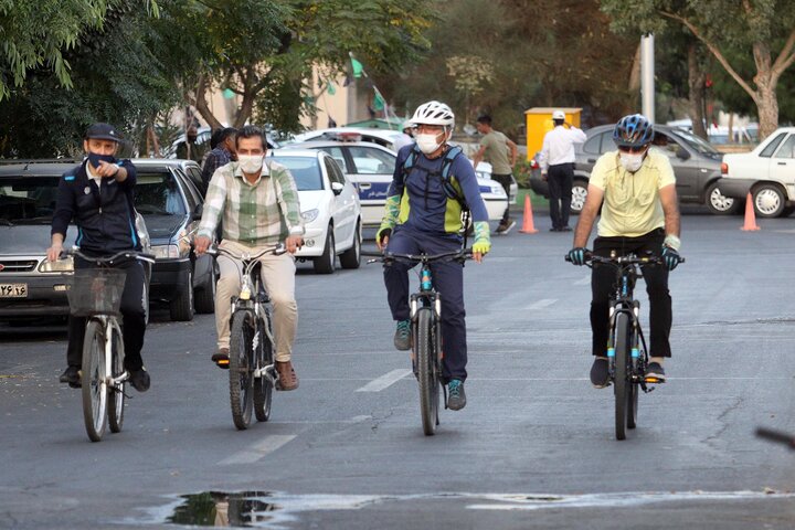 قم - ایرنا - گروهی از شهروندان قمی عصر سه‌شنبه در روز جهانی بدون خودرو در...