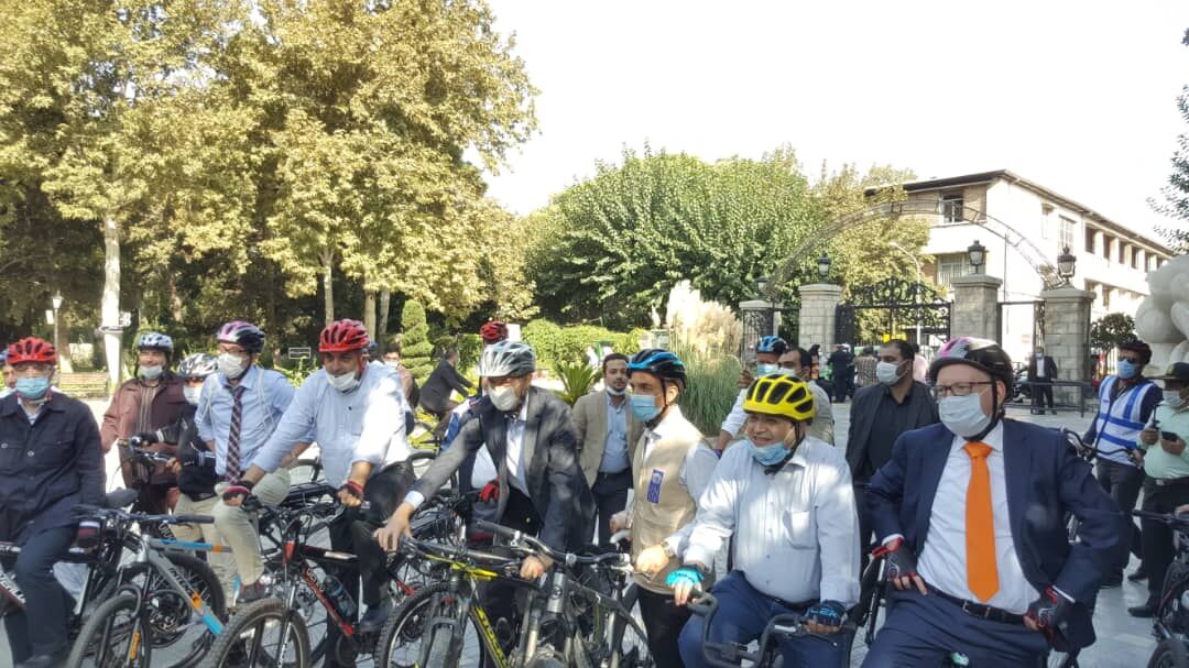 دوچرخه سواری سفرای مقیم تهران به همراه حناچی در خیابان‌های پایتخت - ایرنا