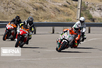 Iran : courses de moto et en roller à Tabriz au nord-est