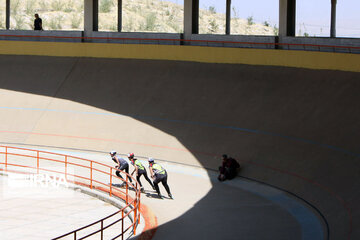 Iran : courses de moto et en roller à Tabriz au nord-est