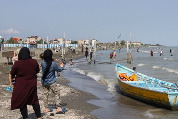 حضور گردشگران در ساحل آستارا‎