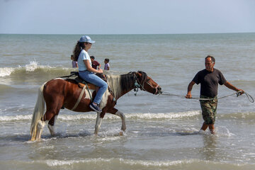 حضور گردشگران در ساحل آستارا‎