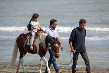 حضور گردشگران در ساحل آستارا‎