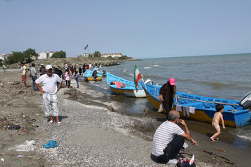 حضور گردشگران در ساحل آستارا‎