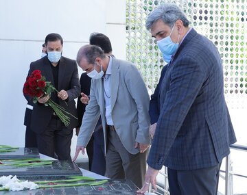 ادای احترام شهردار تهران به مقام شامخ شهدای موزه دفاع مقدس 