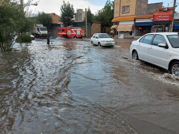 آبگرفتگی معابر و کاهش دید در جاده‌های آذربایجان‎‌غربی دور از انتظار نیست