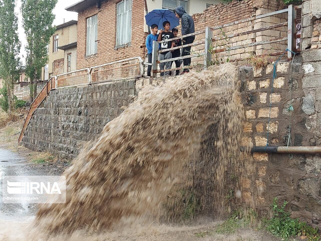 باران موجب آبگرفتگی معابر خلخال شد