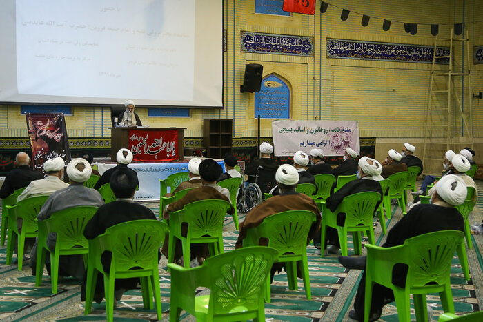 امام جمعه قزوین: روحانیون نقش مهمی در پیروزی انقلاب و دفاع مقدس داشتند