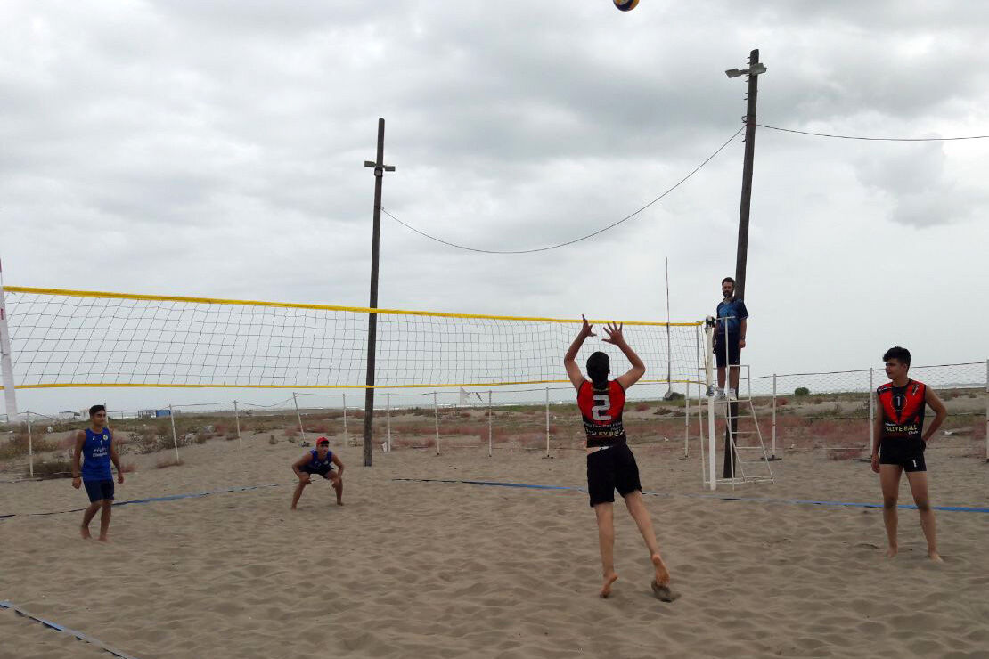 مسابقات والیبال ساحلی گیلان در بندرکیاشهر برگزار شد