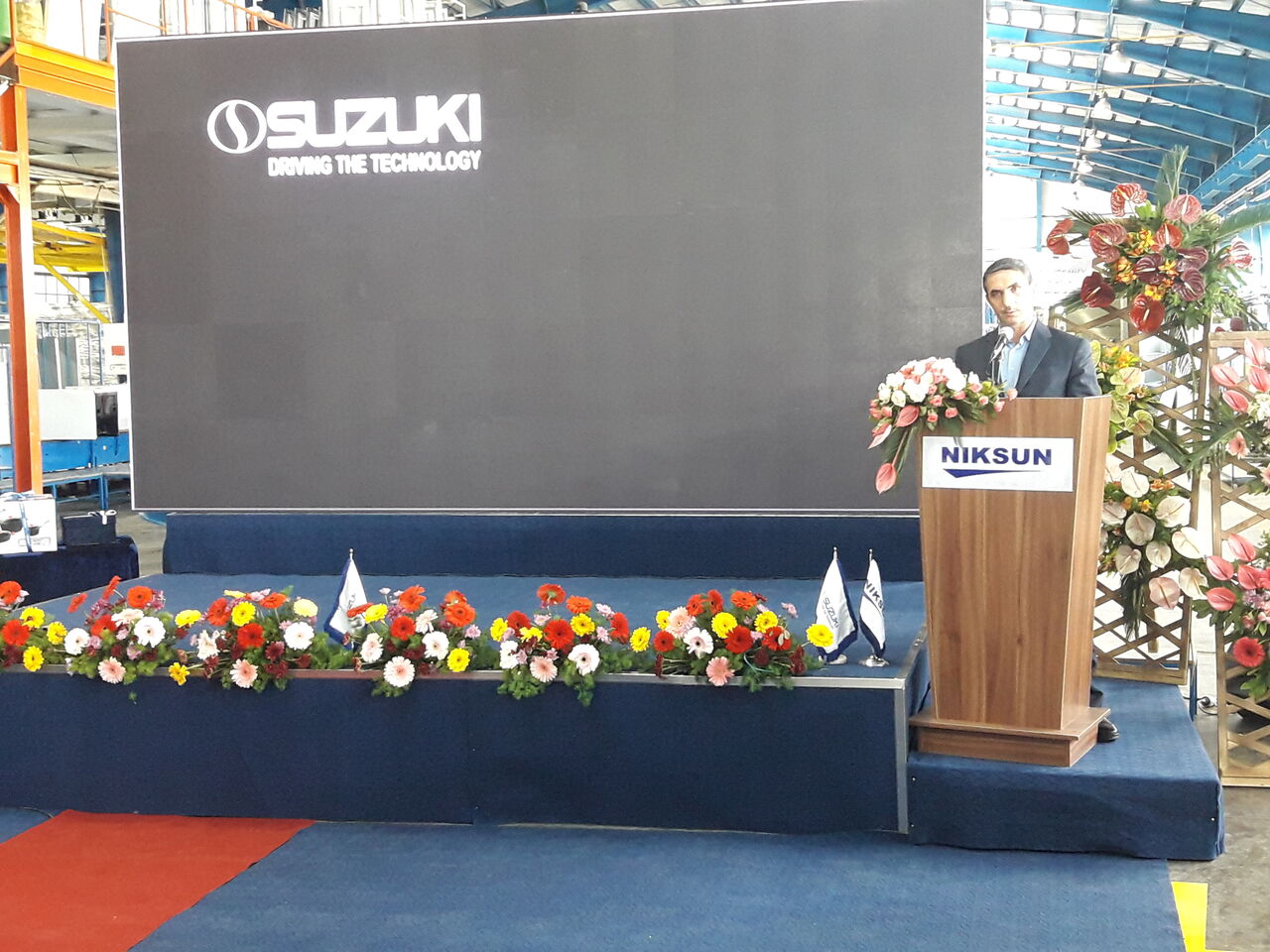 استاندار مرکزی: تحریم و برخی سوء مدیریت ها مانعی بر سر راه تولید و سرمایه گذاری است