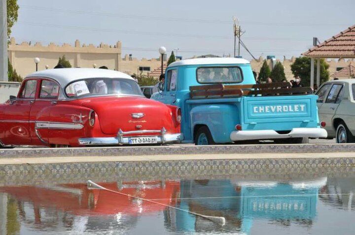 رالی و همایش خودروهای کلاسیک در مهریز برگزار شد