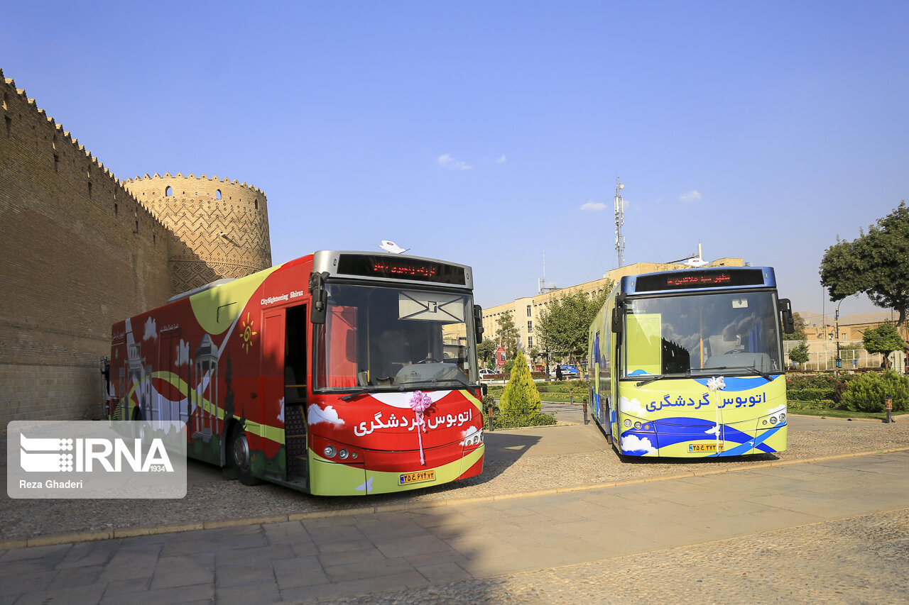 مدیر کل میراث فرهنگی فارس:اتوبوس گردشگری در مسیر تخت جمشید به شاهچراغ (ع) راه اندازی شود