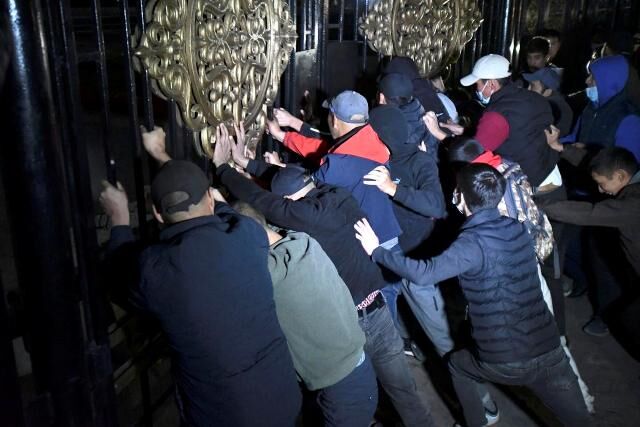 معترضان ساختمان پارلمان قرقیزستان را تصرف کردند