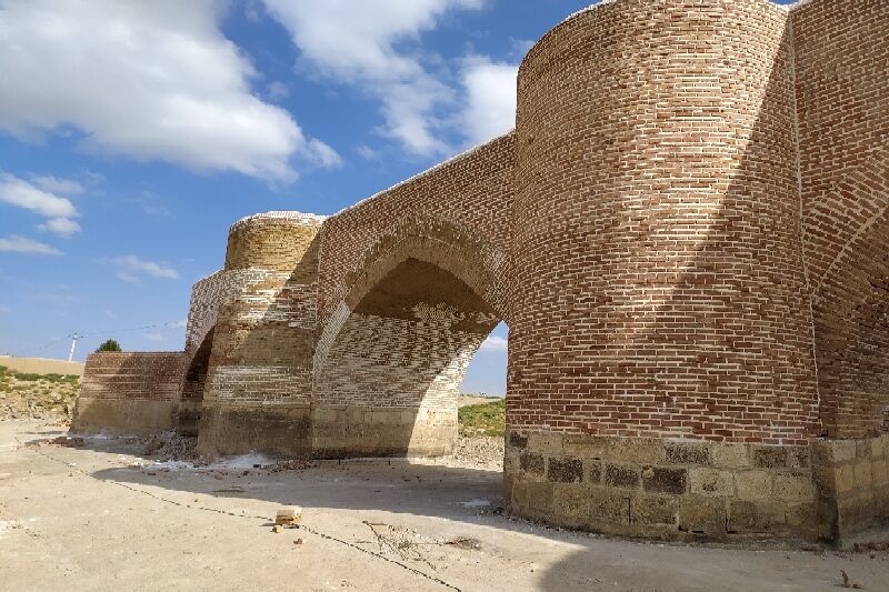 مرمت پل تاریخی "میرزارسول" میاندوآب‌ آغاز شد