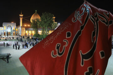 آیین لاله‌گردانی خدام حرم در بین‌الحرمین شیراز