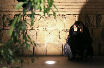 آیین لاله‌گردانی خدام حرم در بین‌الحرمین شیراز