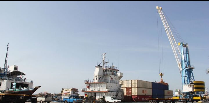 Iran exports 550 tons of non-oil products to Oman via southern port