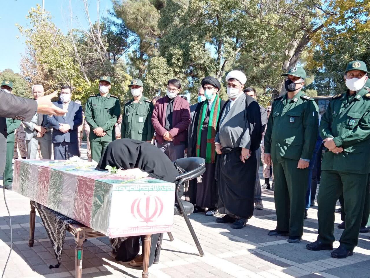 پیکر یک شهید دفاع مقدس در مشهد به خاک سپرده شد