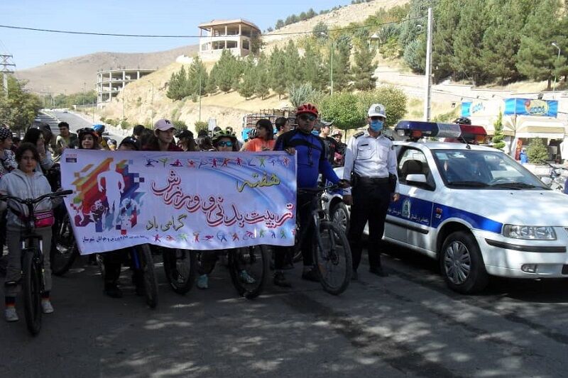 همایش دوچرخه‌سواری به مناسبت هفته تربیت بدنی در مهاباد برگزار شد