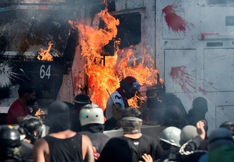 معترضان در شیلی ۲ کلیسا را آتش زدند
