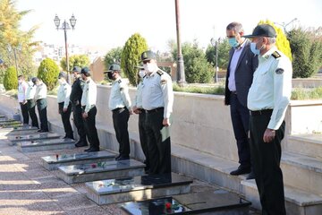 غبارروبی مزار شهدا در بوکان به مناسبت هفته نیروی انتظامی