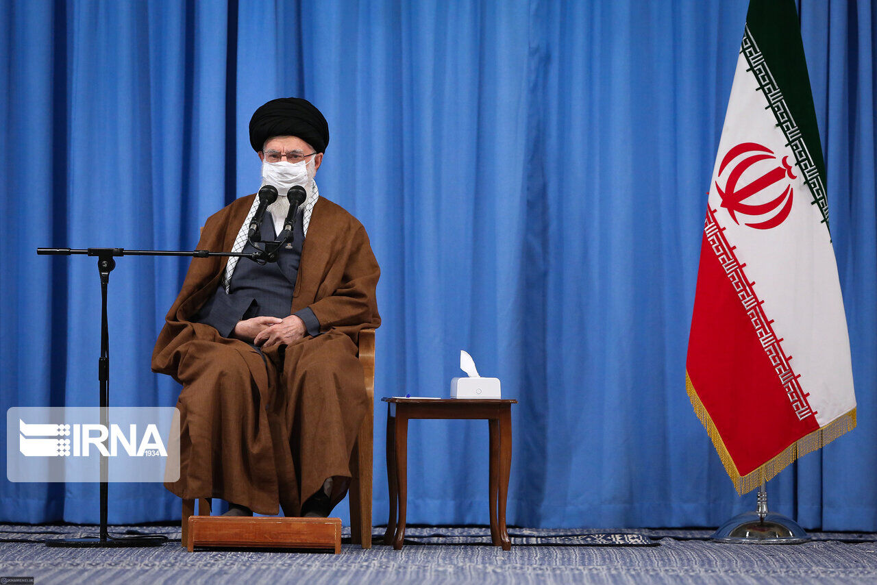 Ayetullah Hamenei: Fransız gençler Cumhurbaşkanlarından neden İslam peygamberine hakaret ettiğini sorsunlar