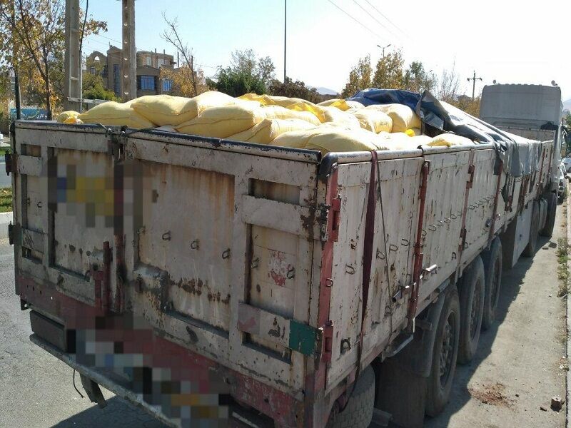 حدود ۱۳ تُن آرد خارج از شبکه در بوکان کشف شد