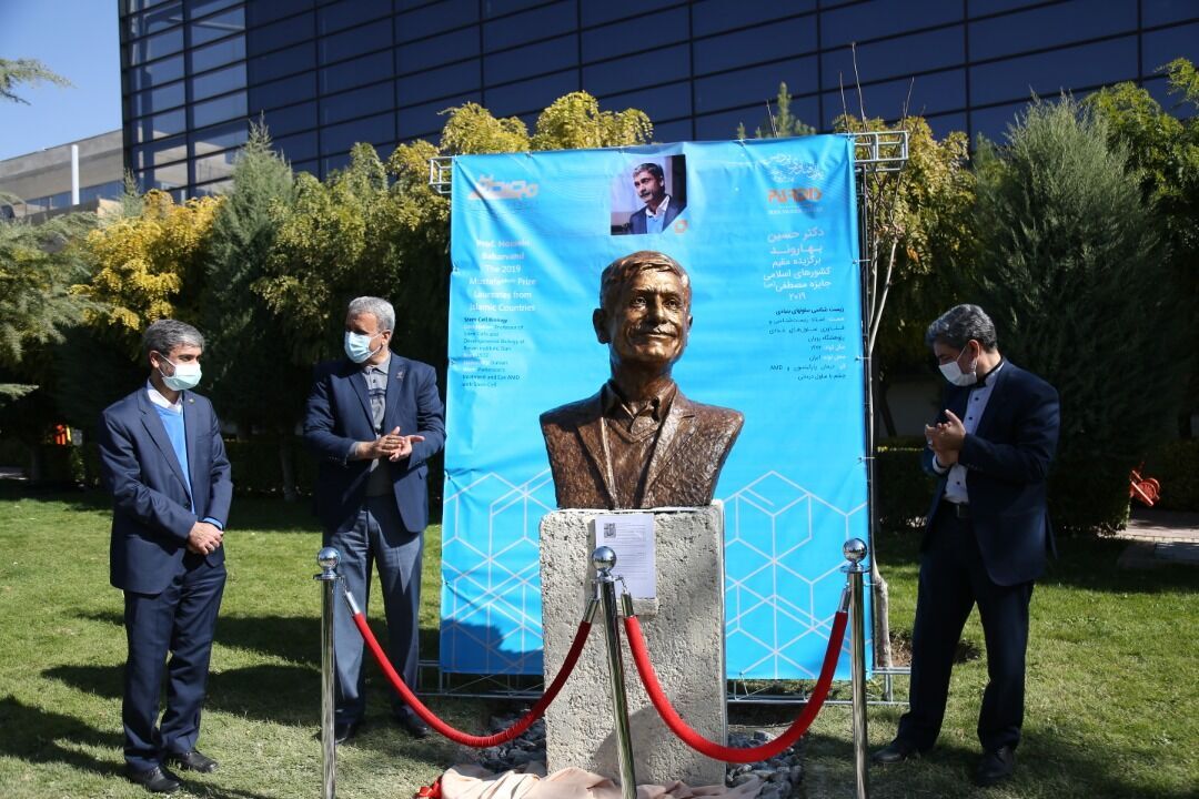 İnan'ın Tahran Bilim Parkı'nda Koç Üniversitesi Rektörü Umran İnan'ın büstü açıldı